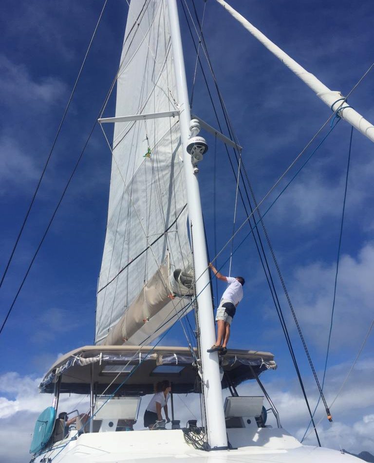 Bateau à moteur naviguant sur une mer bleue, laissant une traînée blanche derrière lui.